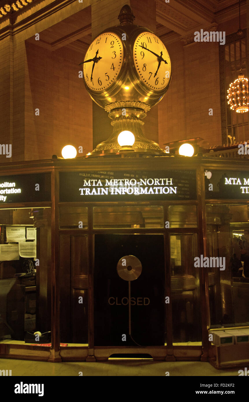New York, Stati Uniti d'America: New York: orologio e banco informazioni al Grand Central Terminal ferroviario pendolare al terminale 42nd Street, iconico punto di riferimento di New York Foto Stock
