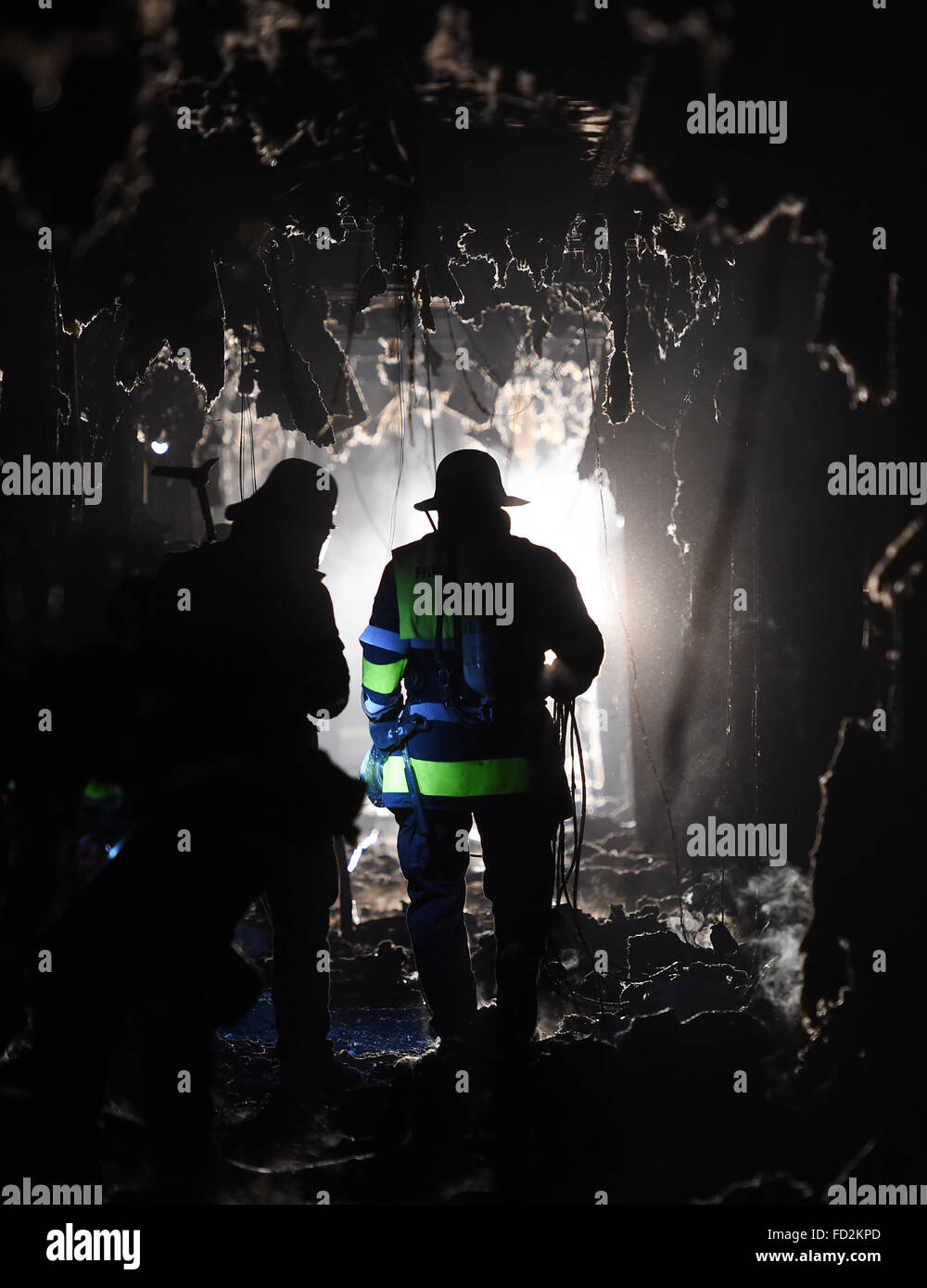 Monaco di Baviera, Germania. 27 gennaio, 2016. Vigile del fuoco sul posto di lavoro a un olocausto contenitore vivente di un rifugiato alloggio nel centro di Monaco di Baviera, Germania, 27 gennaio 2016. Per ragioni sconosciute, un rifugiato rifugio nella costruzione del contenitore ha visto un incendio breakout. Il 75 residenti sono stati in grado di portare a se stessi per la sicurezza. Un dipendente di un servizio di sicurezza subito inalazione di fumo. Foto: TOBIAS HASE/ dpa/Alamy Live News Foto Stock