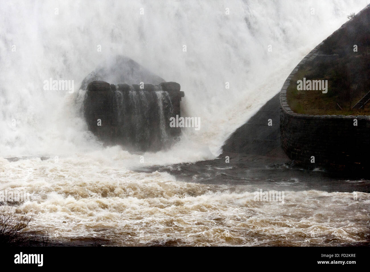 Elan Valley, Powys, Regno Unito. Il 27 gennaio 2016. Dopo tre giorni di vento di burrasca e piogge torrenziali in Galles centrale, acqua infuria oltre il Caban Coch diga nella valle di Elan complesso del serbatoio che alimenta la città di Birmingham con acqua di alimentazione per gravità. Credito: Graham M. Lawrence/Alamy Live News. Foto Stock