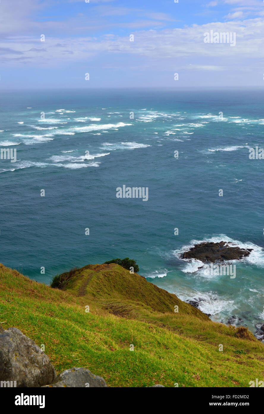 Mare di Tasman e del Pacifico si scontrano a Cape Reinga nord punta occidentale della penisola Aupouri, punta settentrionale della Nuova Zelanda Foto Stock