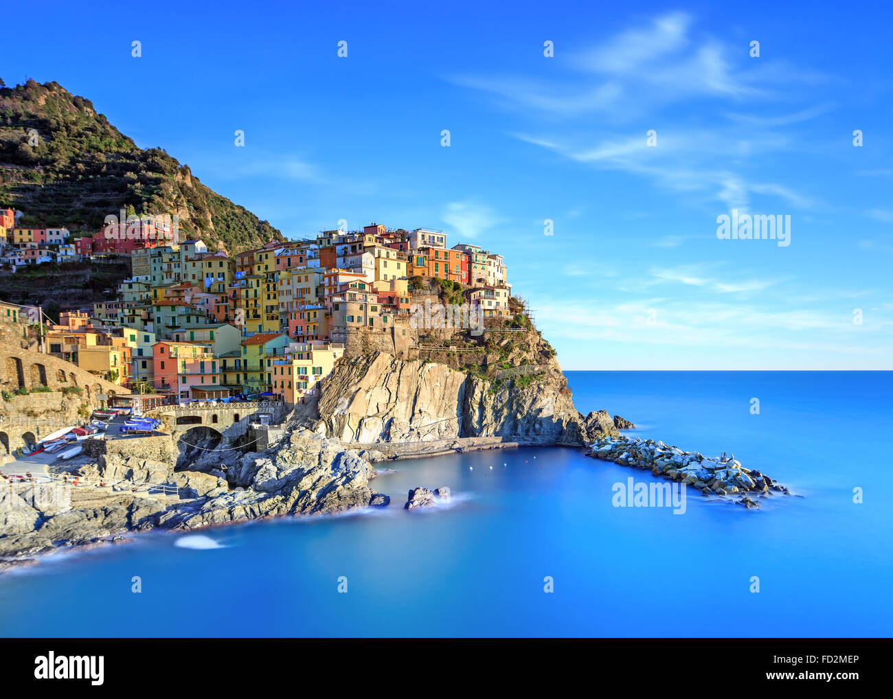 Manarola village sulla scogliera di rocce e mare al tramonto., Seascape in cinque terre, il Parco Nazionale delle Cinque Terre Liguria Italia Europa. Lo Foto Stock