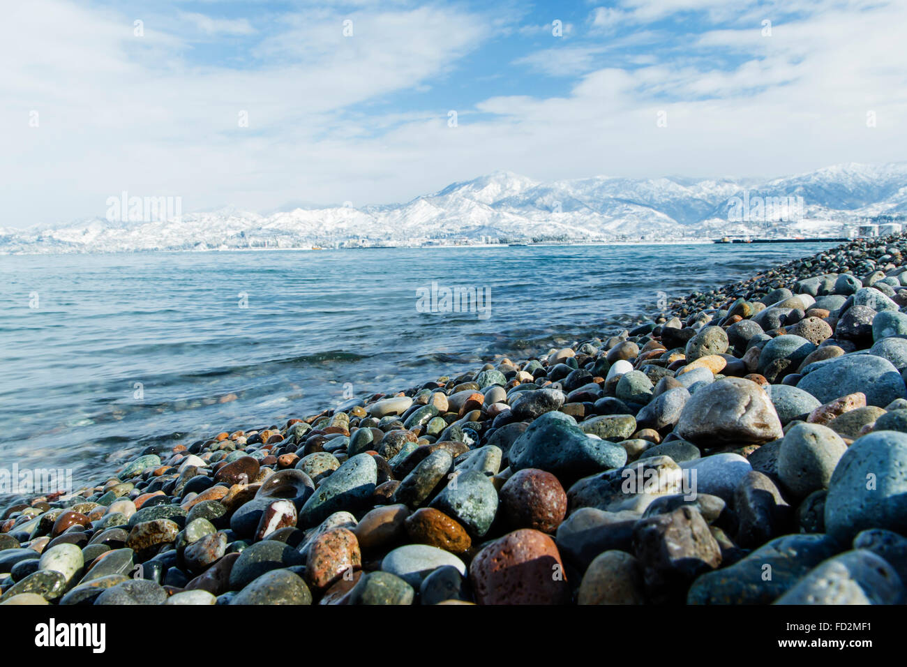 Paesaggio mare nero su sfondo neve montagne della Georgia Batumi Caucaso Foto Stock