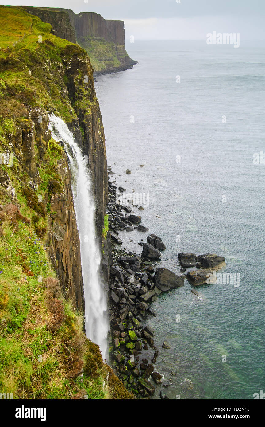 Kilt Rock Waterfall seascape, Isola di Skye in Scozia, Regno Unito, Europa Foto Stock