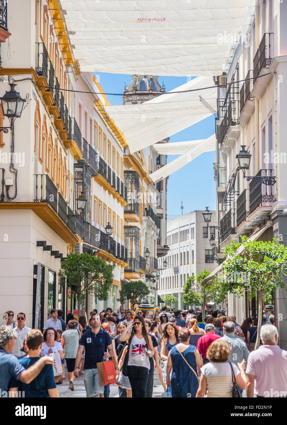 Spagna, Andalusia, provincia di Siviglia, Siviglia, Casco Antiguo, parasoli in Calle Tetuan mall pedonale Foto Stock
