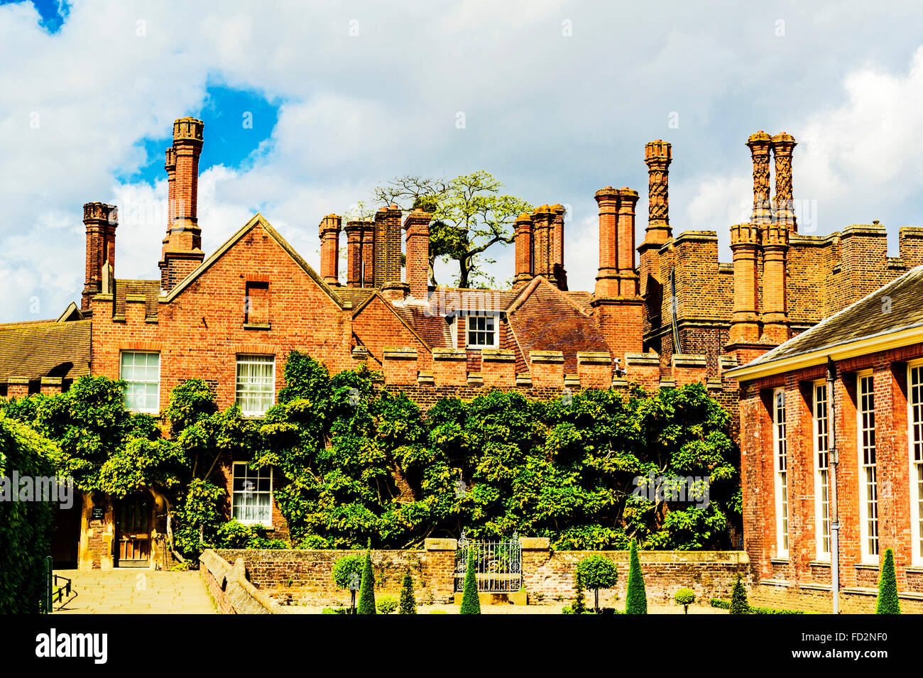 In stile Tudor camini a Hampton Court Palace, Surrey; Schornsteine Tudorstil im in Schloss Hampton Court Foto Stock