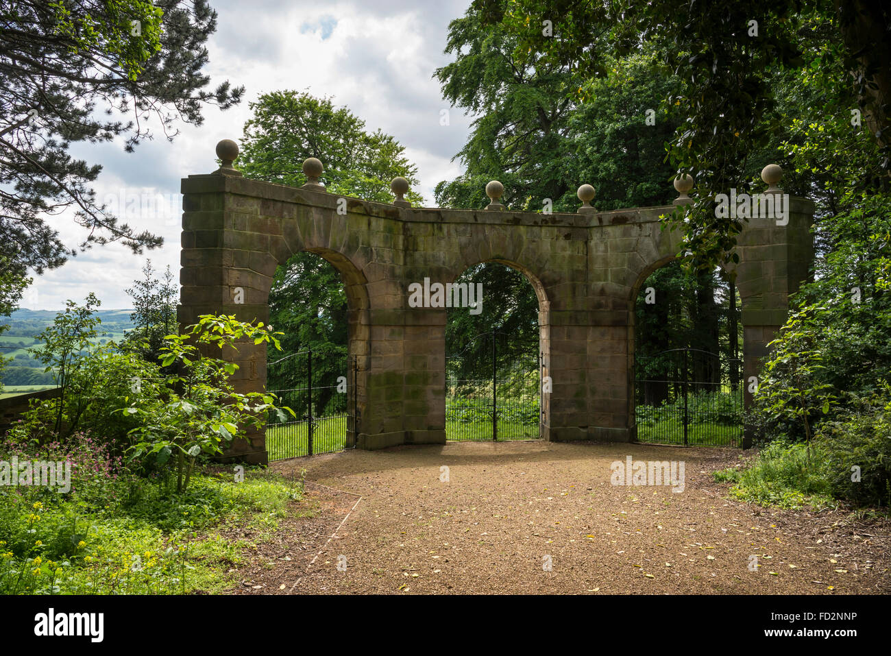 Archer's Hill gate nei giardini del castello di Wentworth vicino a Barnsley, nello Yorkshire, Inghilterra. Foto Stock