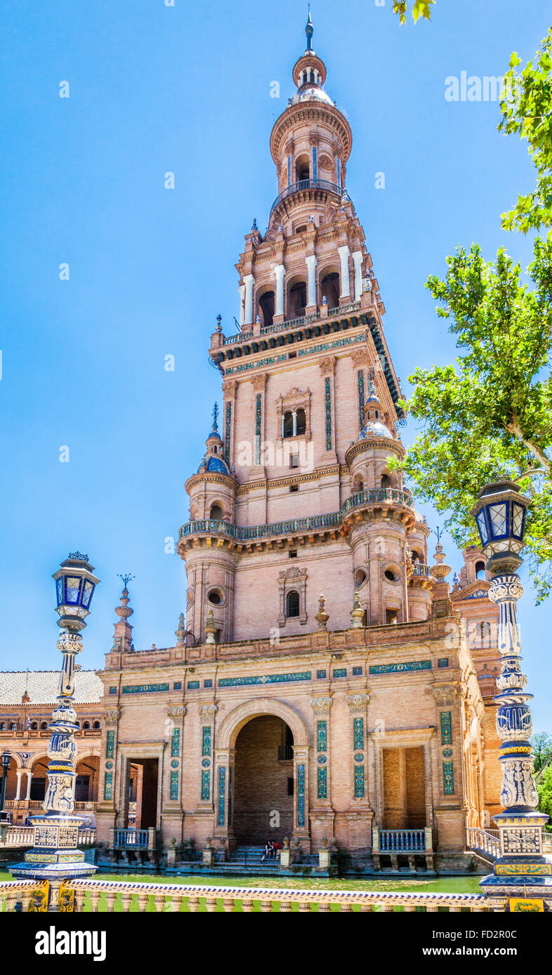 Spagna, Andalusia, provincia di Siviglia, Siviglia, Plaza Espana, uno della torre alla fine del semicerchio edificio centrale Foto Stock