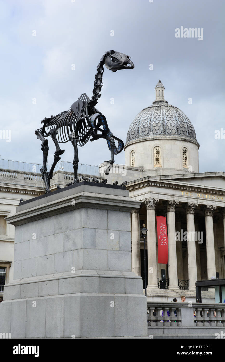 Statua di fronte alla National Gallery in Trafalgar Square di Londra, da Hans Haake "regalo" cavallo scultura sul quarto zoccolo Foto Stock