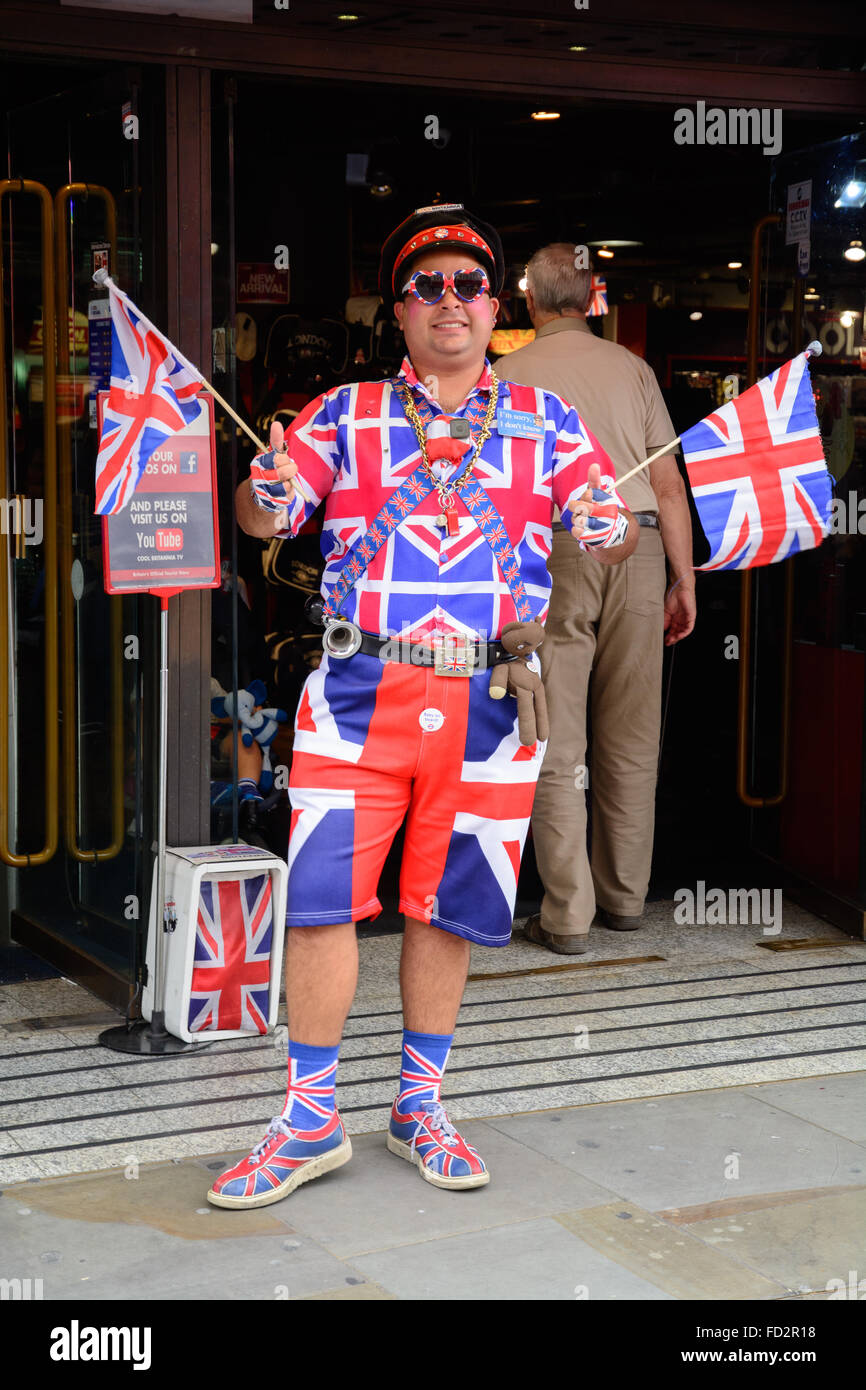 Uomo in union jack abbigliamento souvenir al di fuori del Cool Britannia  store su Piccadilly Circus a Londra, Gran Bretagna Foto stock - Alamy