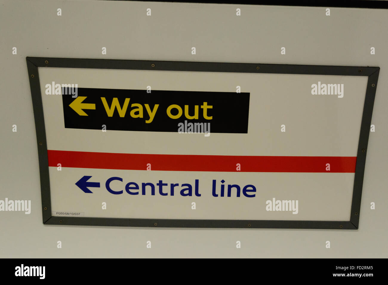 Sign in una stazione della metropolitana di Londra con frecce a sinistra per via di uscita e la linea centrale Foto Stock