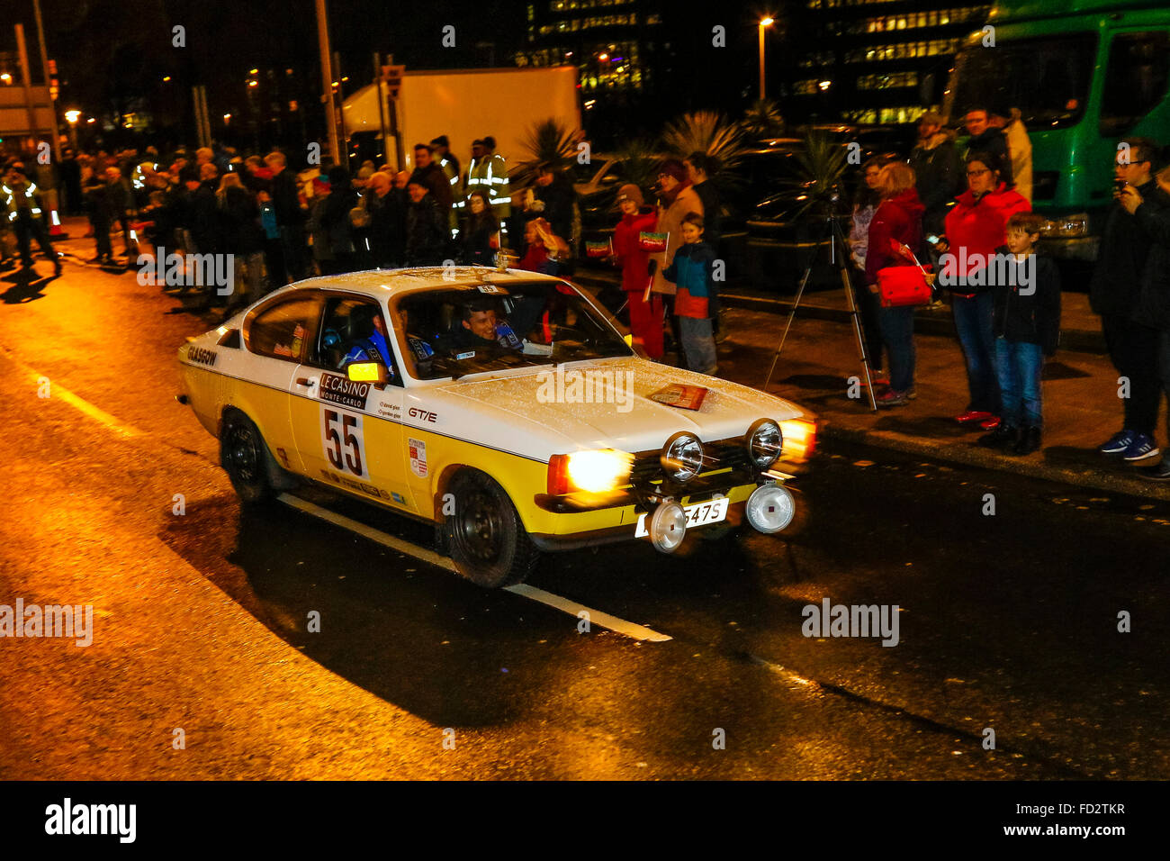 Paisley, Regno Unito. 27 gennaio, 2016. Più di 90 mondiale rally e classic cars ha iniziato la 84ma Rallye Montecarlo da Paisley vicino a Glasgow in gara la 2688 chilometri a Monte Carlo nel sud della Francia. Nonostante la forte pioggia e forte vento, migliaia di spettatori si è rivelato per allietare off le vetture Credito: Findlay/Alamy Live News Foto Stock