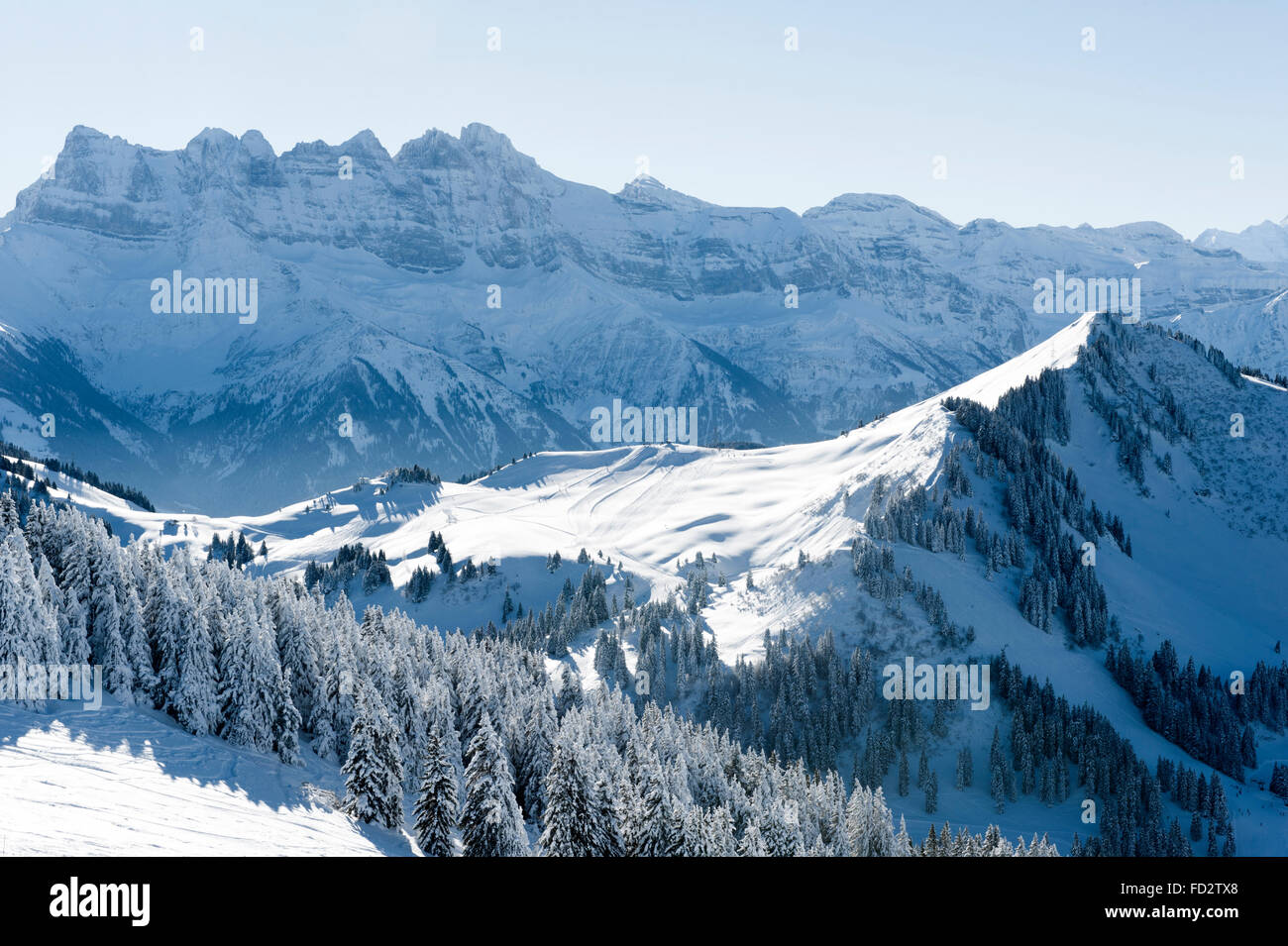 La gamma della montagna di Dents du Midi nelle Alpi francesi nei pressi di Châtel, Portes du Soleil, in inverno Foto Stock