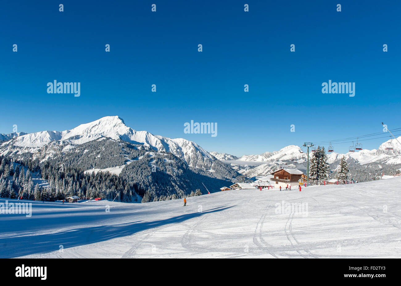 A Super-Châtel sopra Châtel, piste e impianti di risalita offrono connessioni a Morgins, Torgon e altre località sciistiche di Portes du Soleil Foto Stock