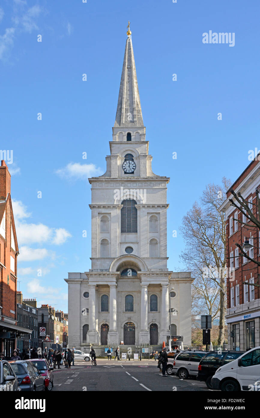 Christ Church Spitalfields Commercial Street Sunny Blue Sky Day Borough of Tower Hamlets vicino alla City di Londra e Spitalfields Market Inghilterra Regno Unito Foto Stock