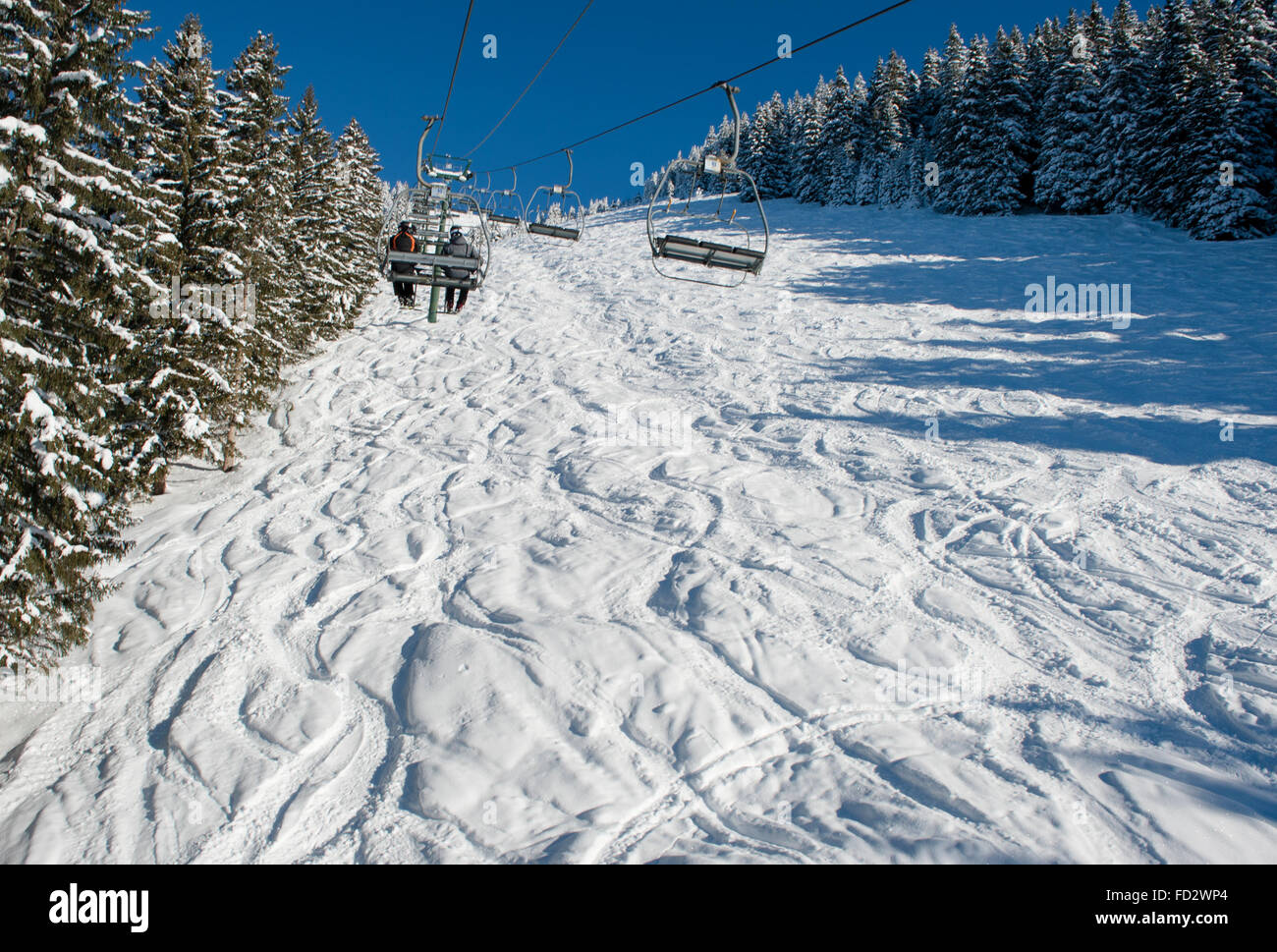 Seggiovia a Châtel passando freeride neve profonda del gigante ski area di Portes du Soleil, sulle Alpi francesi, Francia Foto Stock