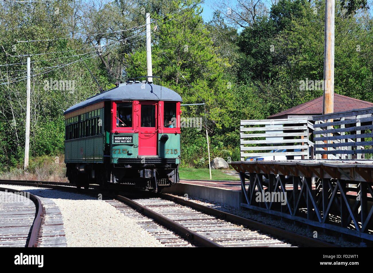 Ex North Shore di Chicago e Milwaukee auto 715 che arrivano alla stazione di Blackhawk sul Fiume Fox Museo Trolley linea. Illinois, Stati Uniti d'America. Foto Stock