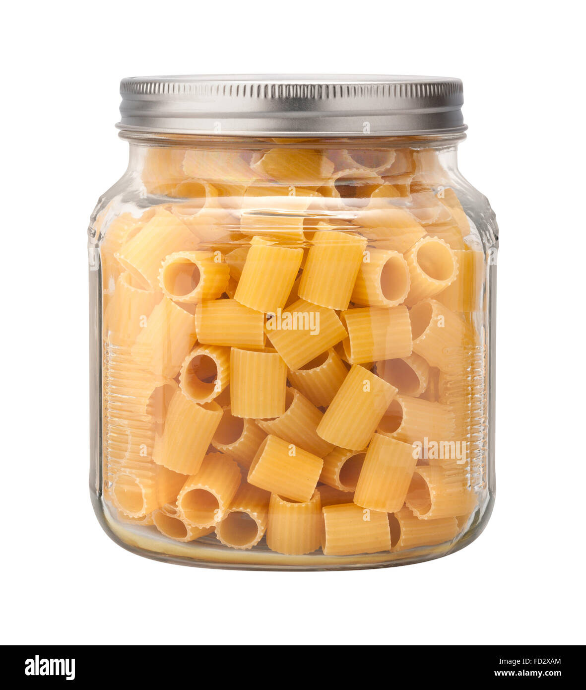 Mezzi Rigatoni Pasta in un vasetto di vetro. L'immagine è tagliata, isolato su uno sfondo bianco. Foto Stock