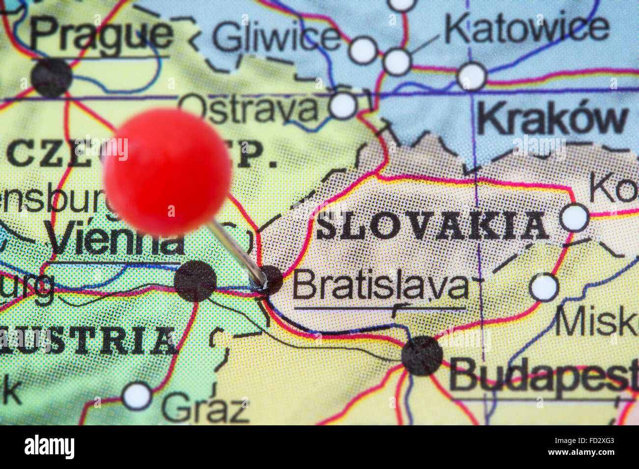 Close-up di una puntina rossa in una mappa di Bratislava, Slovacchia. Foto Stock