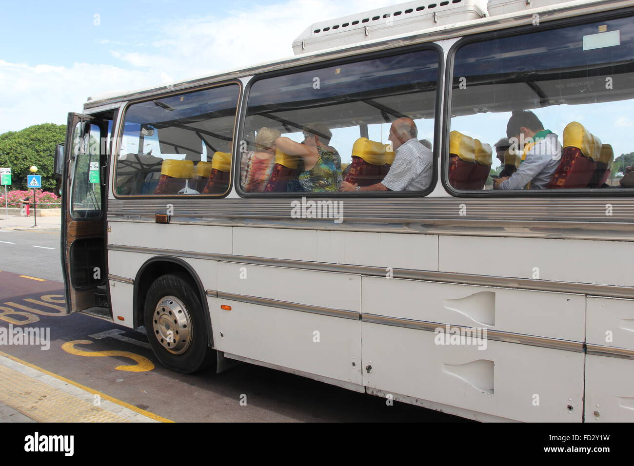 Di un tradizionale autobus a Malta in colore bianco Foto Stock