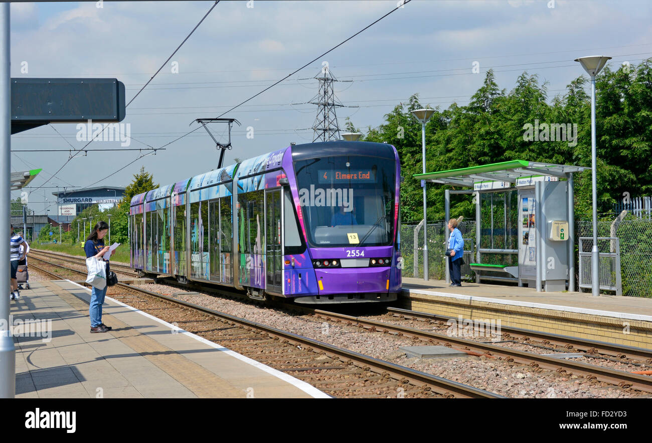 Passeggeri in attesa alla stazione dei trasporti pubblici di Croydon con tram per Elmers End arrivando alla fermata della piattaforma Waddon Marsh South London England UK Foto Stock