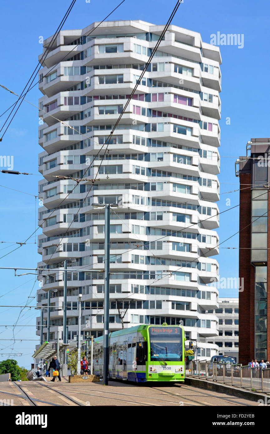 Croydon tramlink trasporto pubblico interscambio alla stazione ferroviaria di East Croydon & No.1 Croydon ufficio torre alto edificio South London Inghilterra Regno Unito Foto Stock
