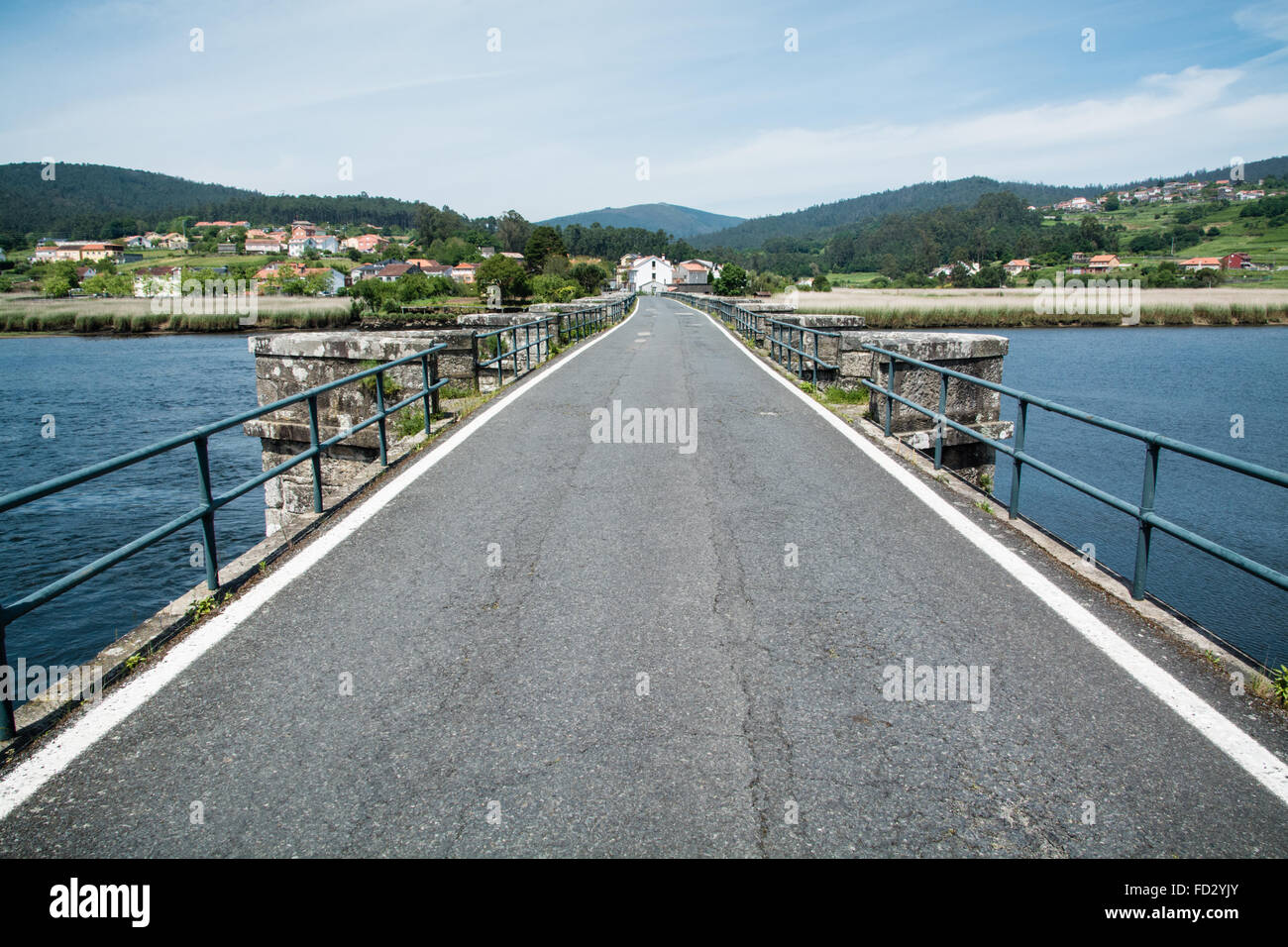 Svuotare il ponte medievale sul fiume contro Sky Foto Stock