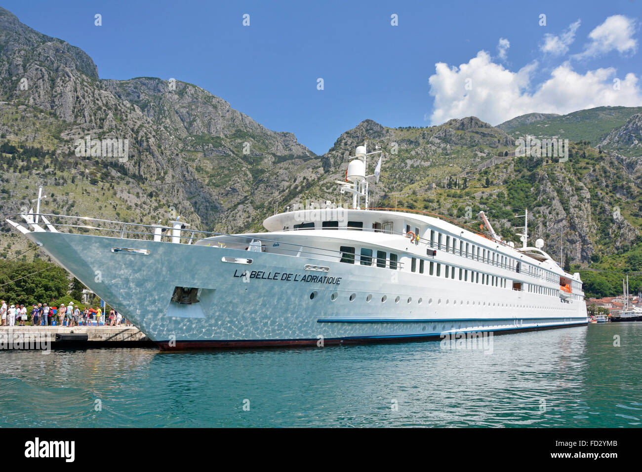 Kotor Montenegro La Belle de L'Adriatique un le crociere costiere nave ormeggiata a Kotor porto Molo Foto Stock