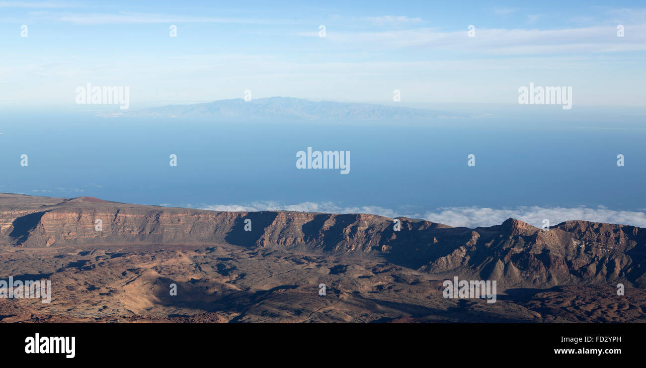 La caldera de Las Cañadas nel Parco Nazionale del Teide Tenerife, Spagna. L'isola di La Gomera è visto nell'Oceano Atlantico. Foto Stock