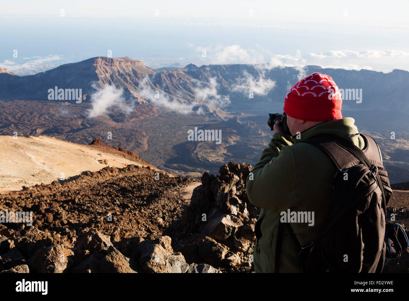 Un fotografo cattura il paesaggio arido all'interno della Caldera de Las Cañadas nel Parco Nazionale del Teide Tenerife, Spagna. Foto Stock