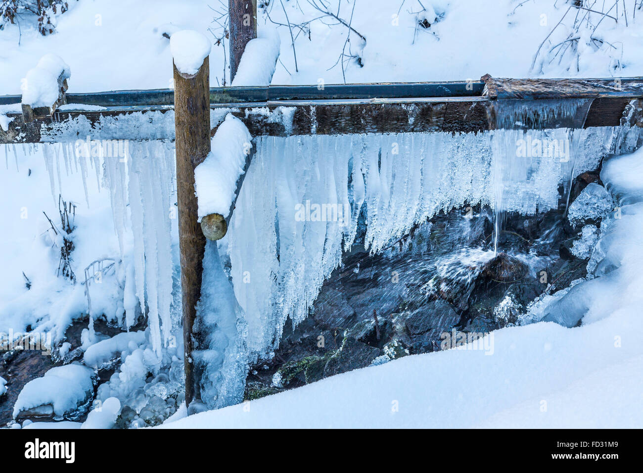 Congelati creek, acqua congelata, gocce di ghiaccio in un flusso, inverno, area di Sauerland, Germania Foto Stock