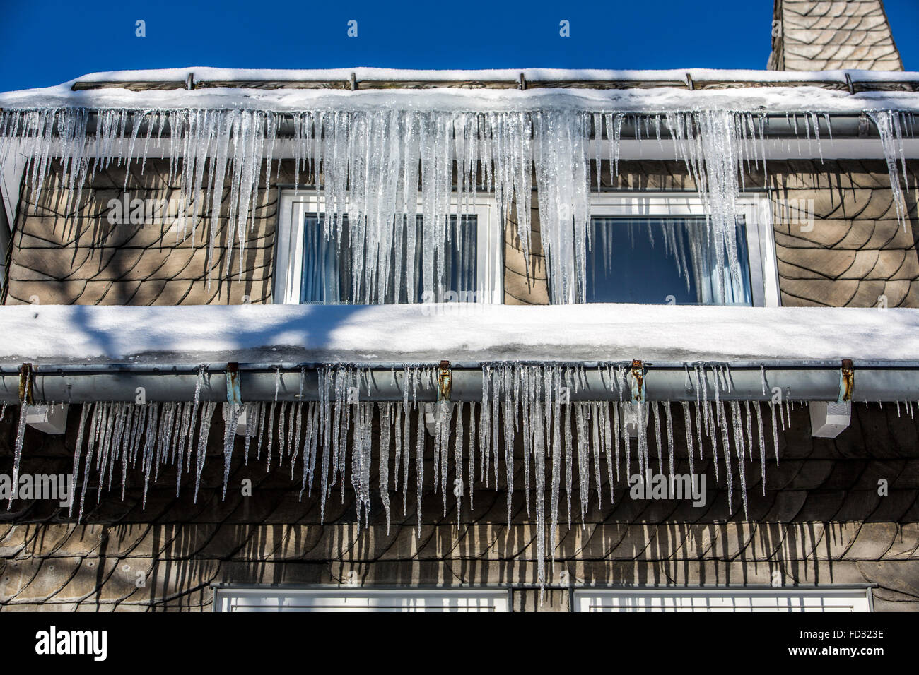 Lunghi ghiaccioli, in una casa a Winterberg, Germania Foto Stock