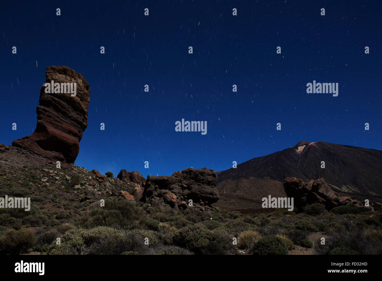 Sentiero di stelle nel cielo notturno al di sopra di Los Roques de Garcia e il Monte Teide nel Parco Nazionale del Teide Tenerife, Spagna. Foto Stock