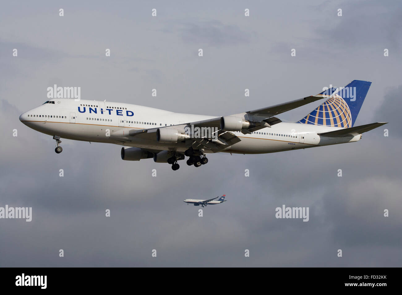 United Airlines Boeing 747-400 sbarco a Francoforte parallelamente alla US Airways A330 Foto Stock