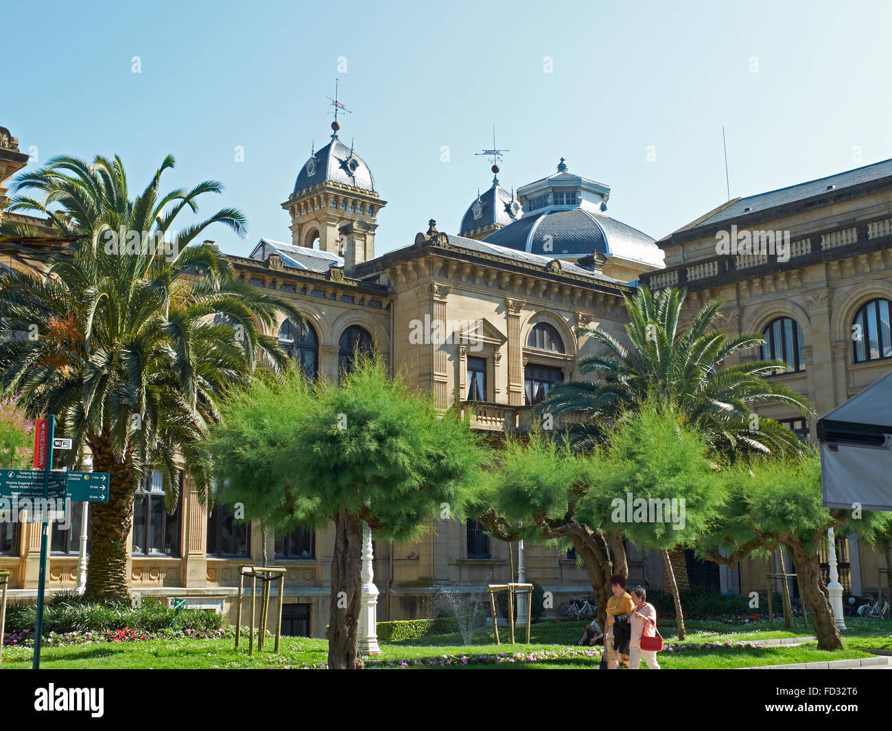 Due womans a piedi parte anteriore del Municipio di San Sebastian (Donostia). Foto Stock