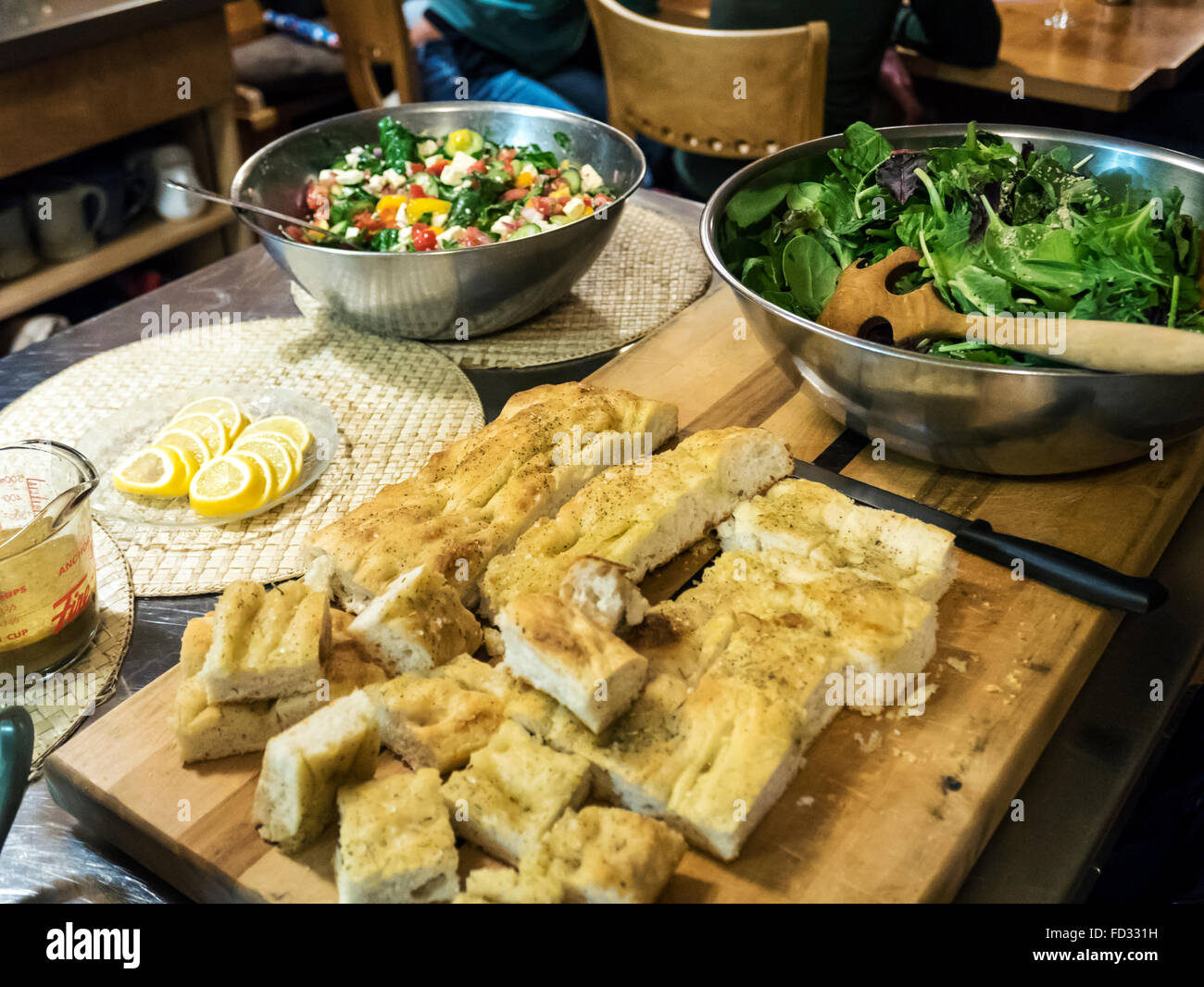 Le insalate e pane preparato per paese indietro gli sciatori all'interno di montaggio remoto Carlyle Lodge; Selkirk montagne; British Columbia; Canada Foto Stock