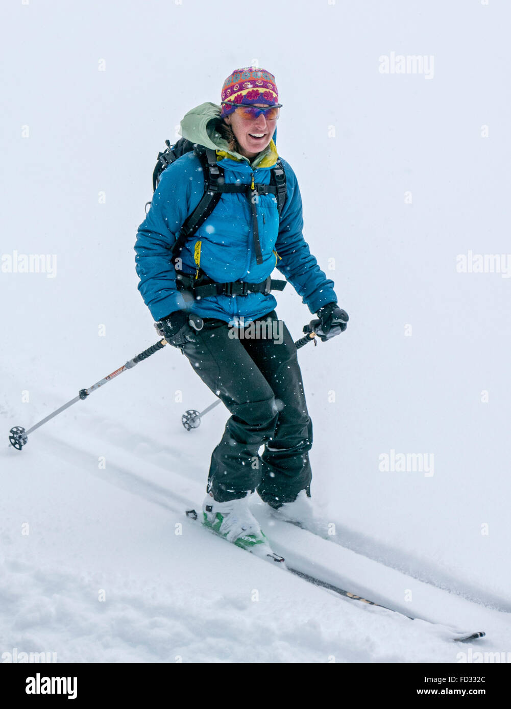 Paese indietro gli sciatori, Selkirk montagne vicino a montaggio remoto Carlyle Lodge; British Columbia; Canada Foto Stock