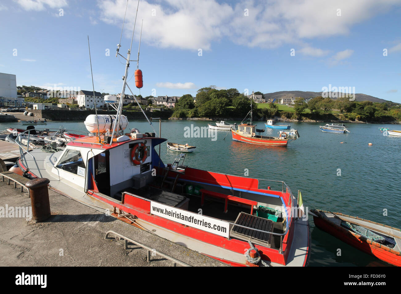 Il porto a Schull, West Cork, Irlanda. Norvic MV è il traghetto per l'isola di erede. Foto Stock