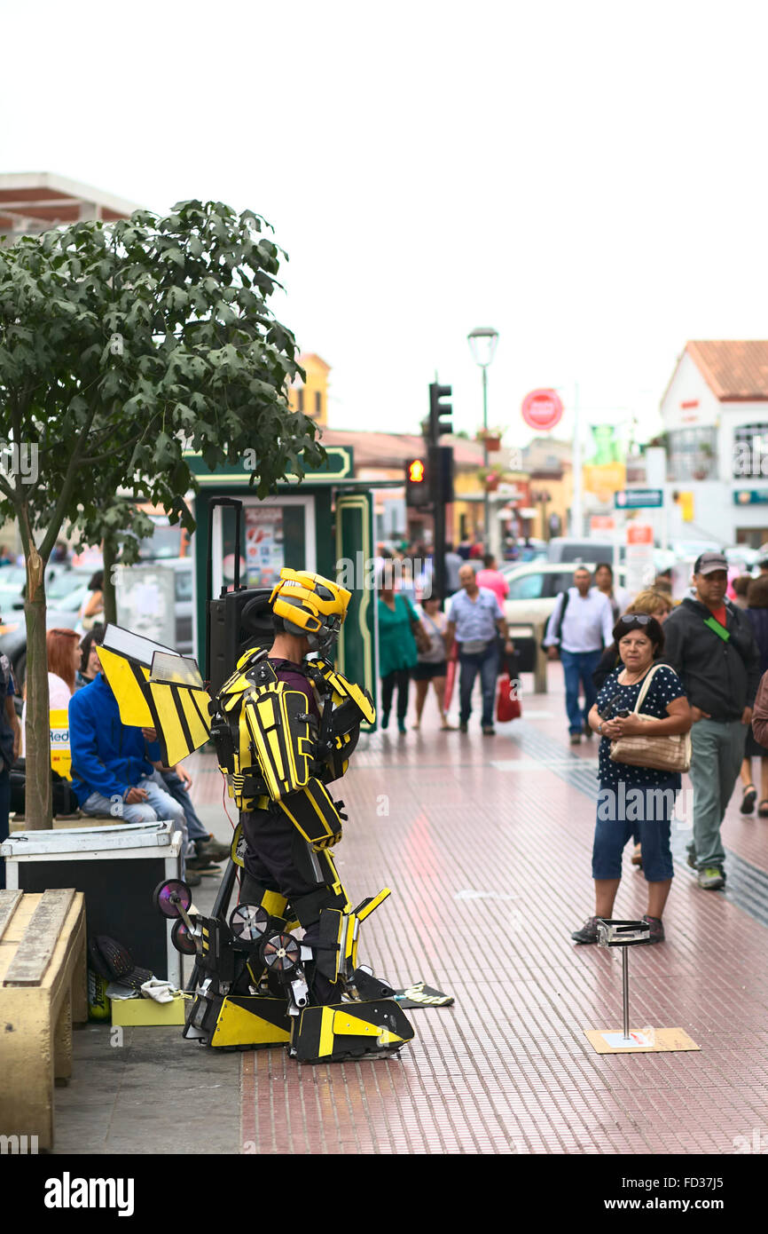 LA SERENA, Cile - 18 febbraio 2015: l'artista di strada in costume che si presentano come statua vivente sul Cienfuegos street in La Serena, Cile Foto Stock