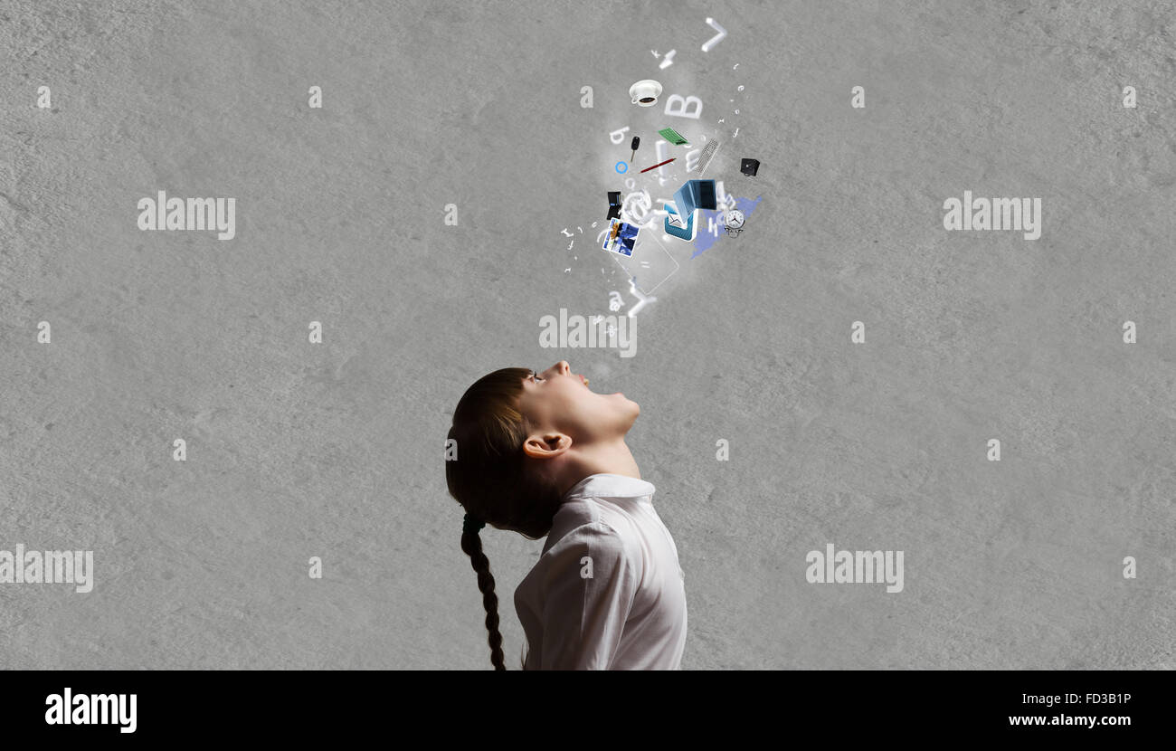 Vista laterale della ragazza e icone colorate provenienti dalla sua bocca Foto Stock