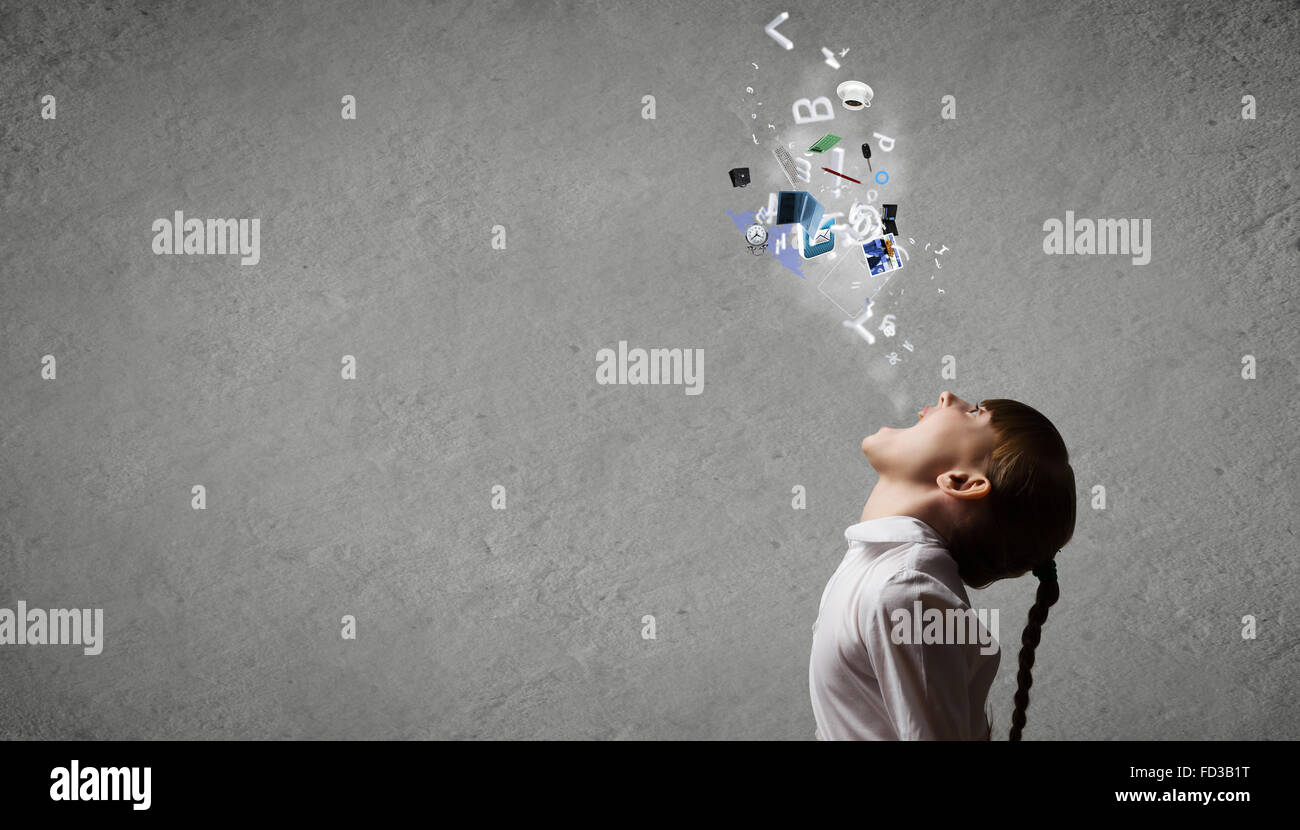 Vista laterale della ragazza e icone colorate provenienti dalla sua bocca Foto Stock