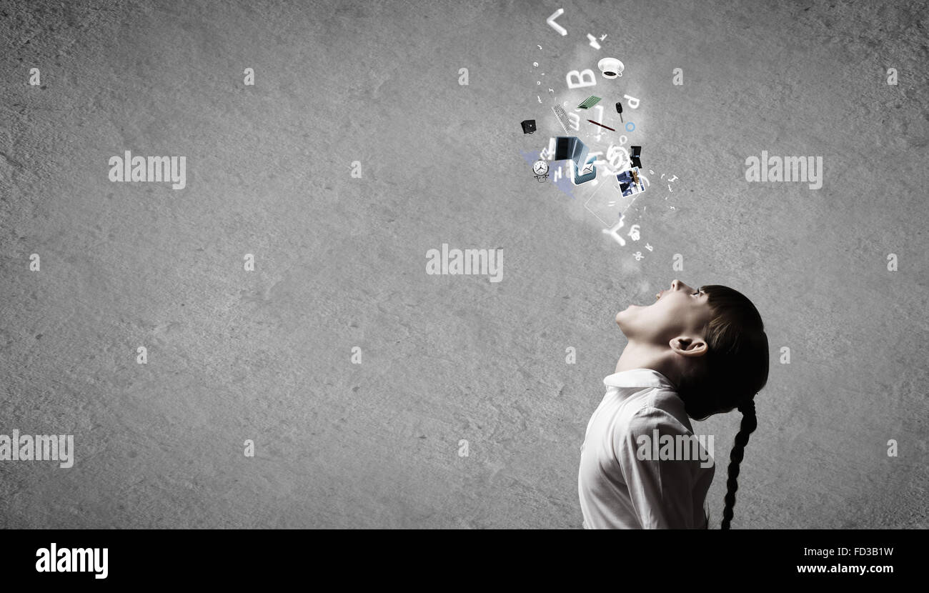 Vista laterale della ragazza e icone colorate provenienti dalla sua bocca Foto Stock