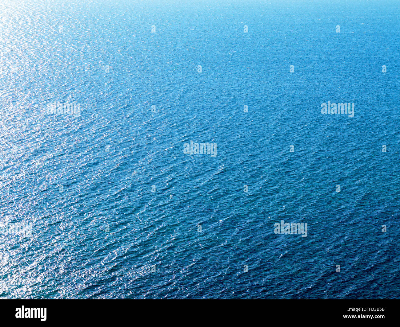 Blu sullo sfondo del paesaggio della superficie del mare al mattino Retroilluminato con luce del sole in una vasta gamma di luminosità. Per creative desig Foto Stock