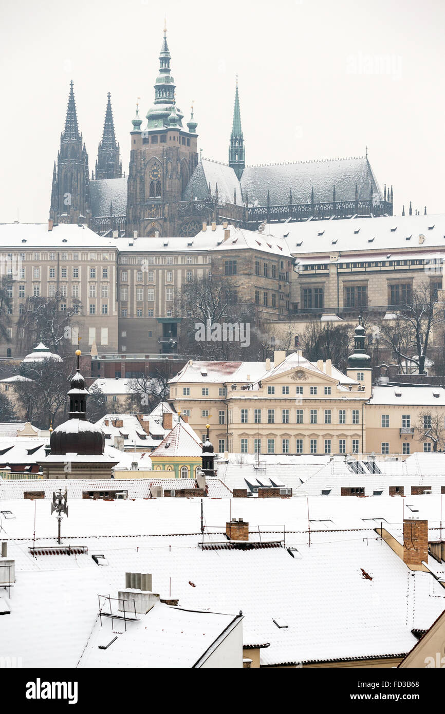 La magnifica vista del Castello di Praga e su Lesser a Praga in inverno, Repubblica Ceca, Europa Foto Stock