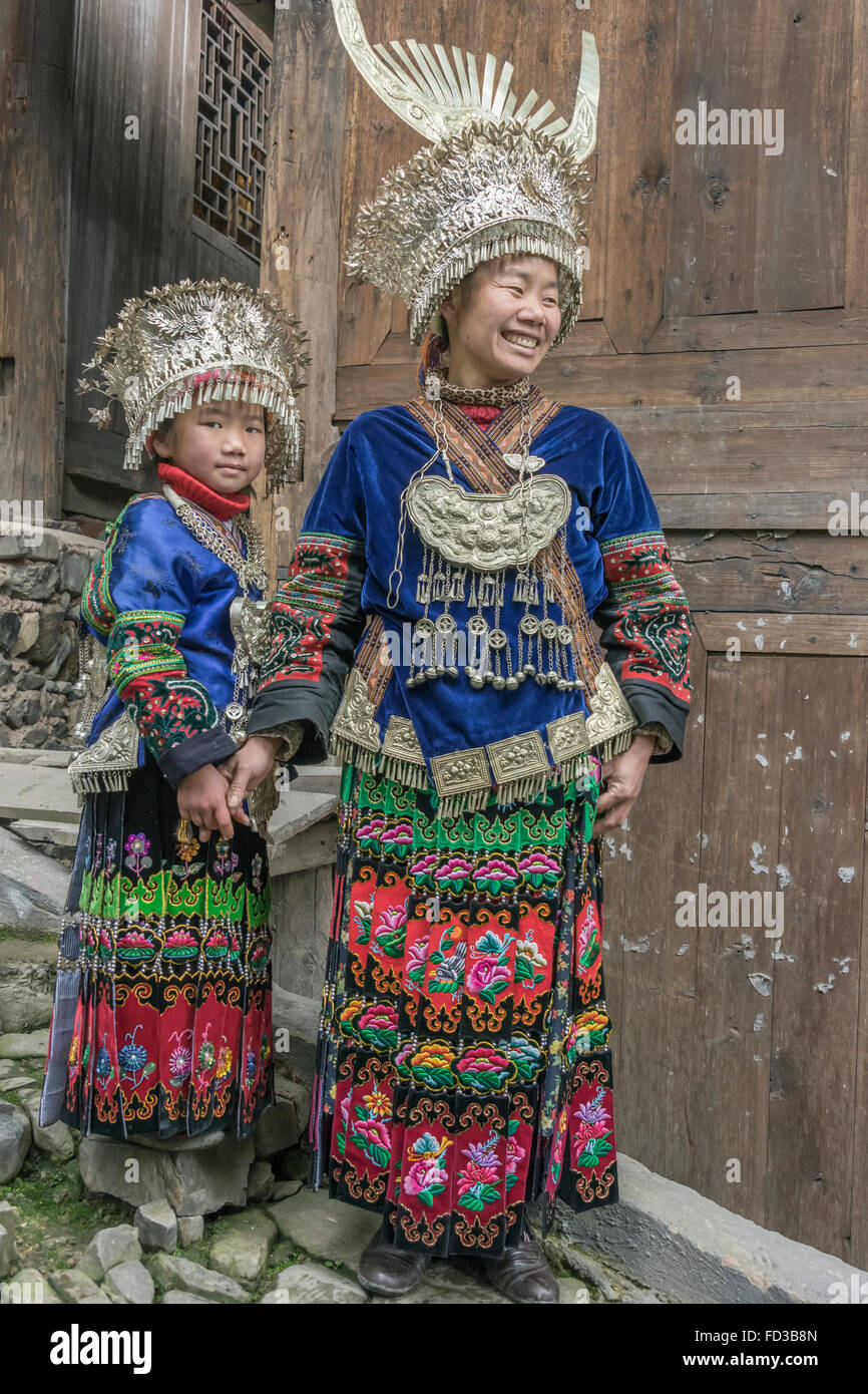Gonna lunga Miao madre e figlia in abito tradizionale, Langde Shang Miao Village, Guizhou, Cina Foto Stock