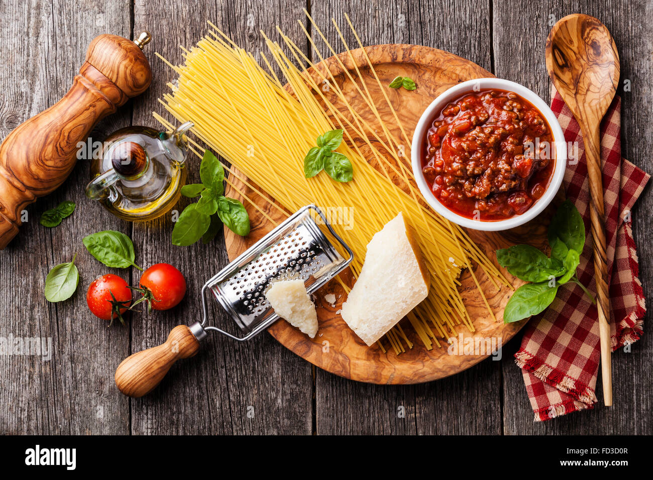 Ingredienti per spaghetti alla bolognese in grigio sullo sfondo di legno Foto Stock