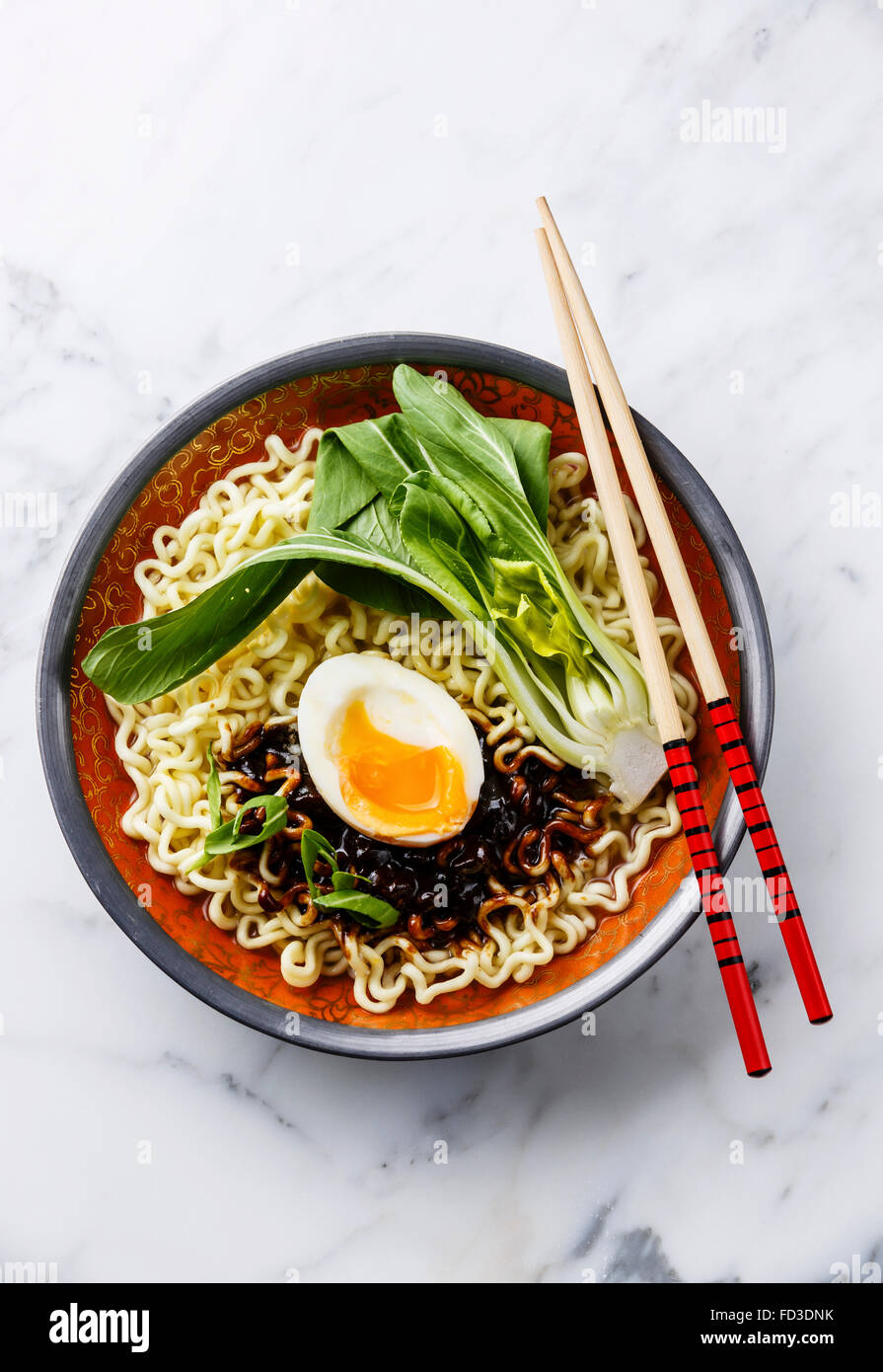 Ramen Asian tagliatelle con uovo e pak choi cavolo bianco su sfondo marmo Foto Stock