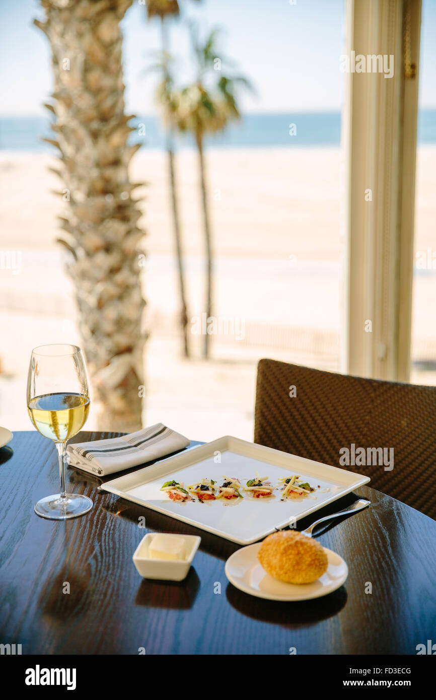 La cena è servita a prendere, un elegante ristorante sul mare che si affaccia sulla spiaggia di Santa Monica, California. Foto Stock