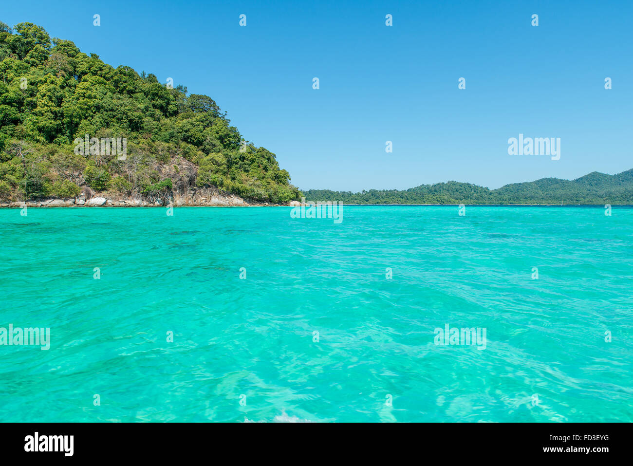 Estate, Viaggi, vacanze e concetto di vacanza - isola idilliaca tranquilla baia di Phuket, Tailandia Foto Stock