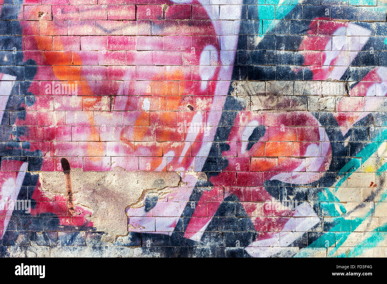 Bulli colorata facciata del vecchio edificio, richiede riparazioni urgenti. Lo stile del paesaggio. Grungy superficie di calcestruzzo, windows con barre Foto Stock