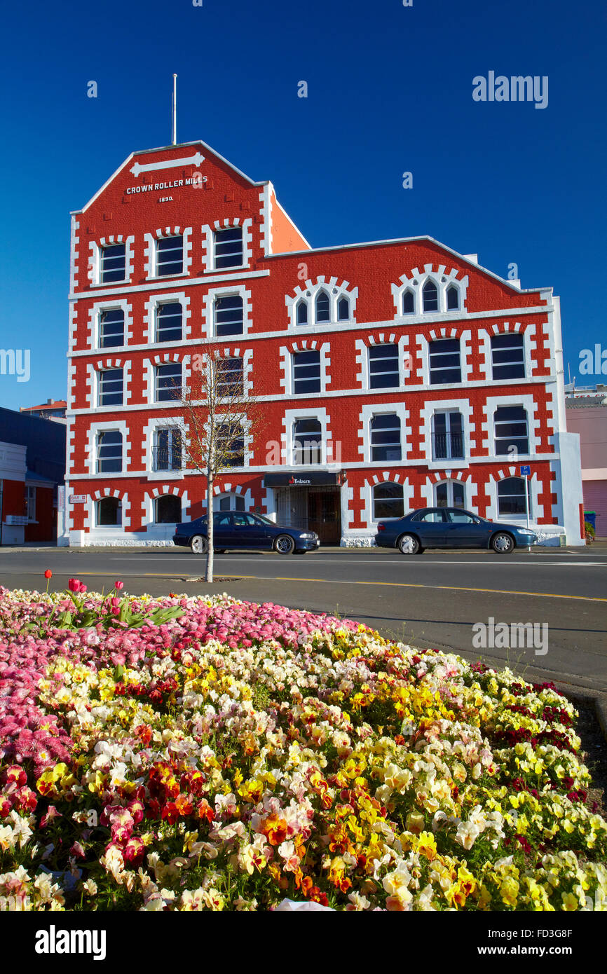 Fiori di Primavera e corona storico edificio Mills, Dunedin, Otago, Isola del Sud, Nuova Zelanda Foto Stock